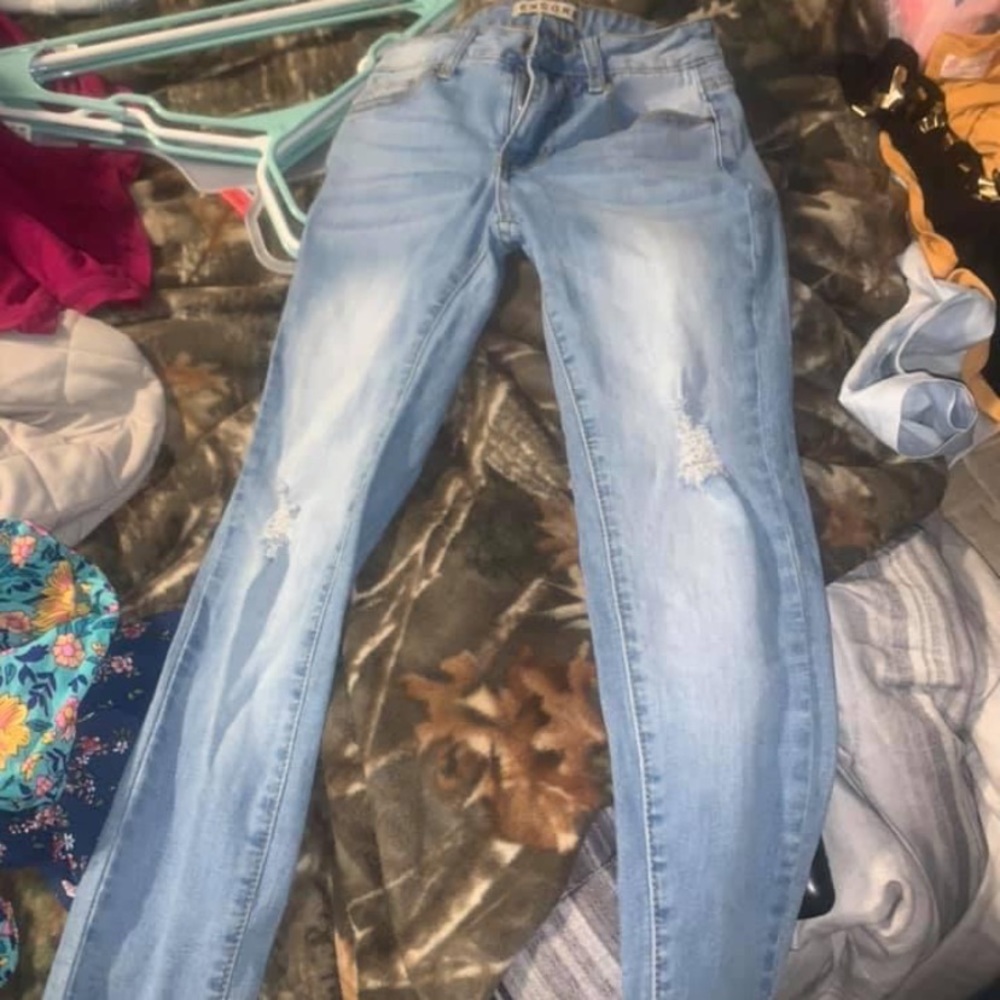 Distressed skinny jeans
